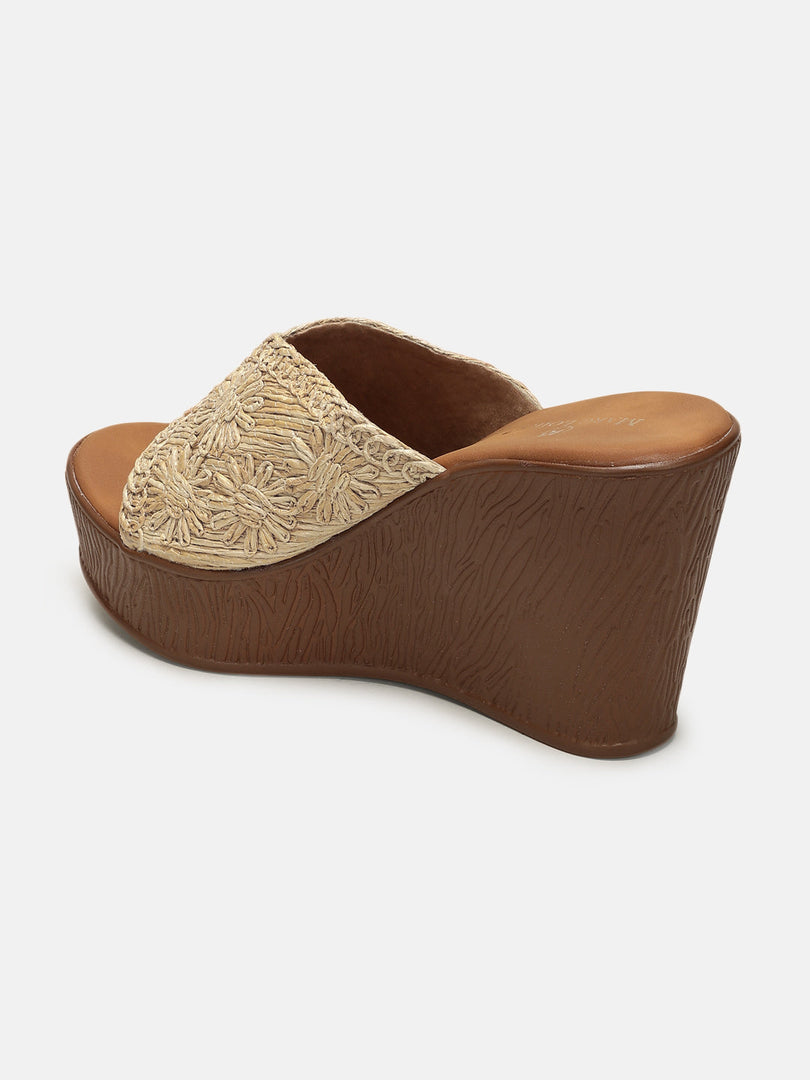 Marc Loire Womes Cream Wedge Heels